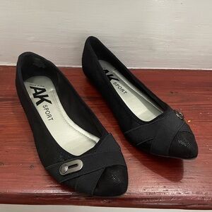 Women's Anne Klein Sport Black Pointed Toe Flats size 6.5